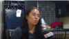 La hondureña Gabriela Mencía explica a la VOA cómo distribuye sus ingresos con las remesas que recibe de su familia en el extranjero. Foto Oscar Ortiz, VOA.