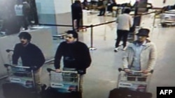 Une caméra de vidéosurveillance montrant les suspects des attaques de l'aéroport de Bruxelles, à Zaventem, le 22 Mars 2016. (AFP PHOTO / BELGIAN FEDERAL POLICE)