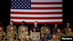 Les militaires de l'armée américain écoute le discours de Donald Trump à Fort Myer, Virginie,le 21 août 2017. 