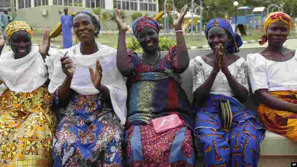 Les parents des lycéennes enlevées attendent l'arrivée de leurs filles, à Abuja, au Nigéria, le samedi 20 mai 2016.