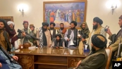 Para pejuang Taliban menduduki Istana Presiden Afghanistan, setelah Presiden Ashraf Ghani kabur ke luar negeri, di Kabul, Afghanistan, 15 Agustus 2021 (foto: dok).