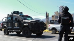 ARCHIVO - La policía estatal mantiene un control de seguridad en la entrada de Chilpancingo, México, el 15 de febrero de 2024.