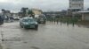 Difficile circulation automobile après la pluie, au quartier Mikalou, le 9 janvier 2020. (VOA/Arsène Séverin)