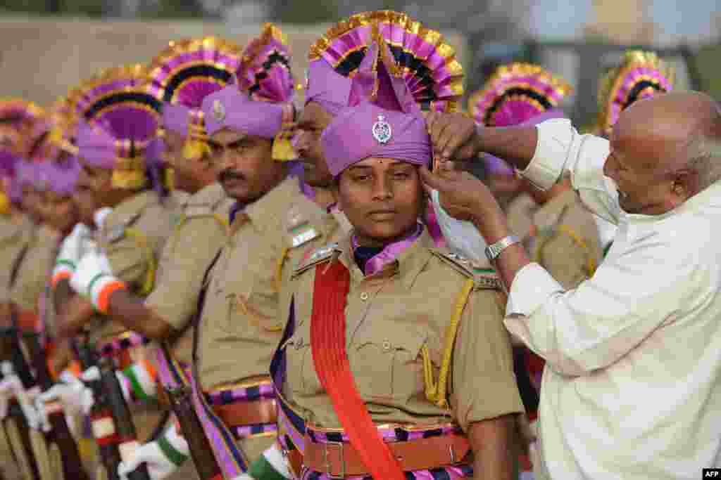 Seorang anggota polisi negara bagian Andhra Pradesh menungu penutup kepalanya selesai dirapikan saat ia dan anggota lainnya mempersiapkan gladi resik untuk parade hari Republik India di Secunderabad, kota kembar Hyderabad. India akan merayakan hari Republik India yang ke-65 pada 26 Januari.