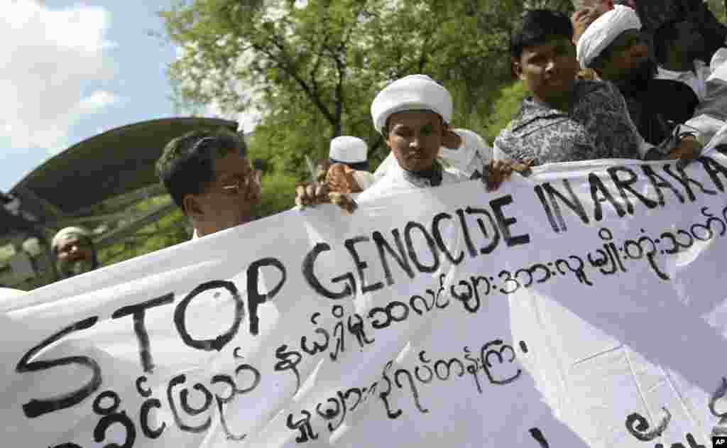 Rohingya protesters gather in front of a U.N. regional office in Bangkok, Thailand, to call for an end to the ongoing unrest and violence in Burma’s Rakhine State, June 11, 2012.