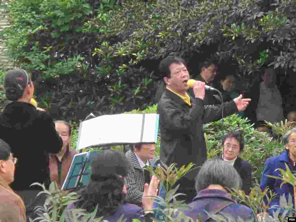 Chongqing-ers carrying out spontaneous singing sessions in parks -- “singing the red songs” was a key signature of Bo’s effort to mobilize local population, an effort that subsequently gained considerable traction nationwide. (VOA/Ming Zhang)