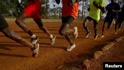 Les athlètes en plein entrainement tôt le matin sur le terrain de sport de l'Université de Eldoret, ouest du Kenya, 21 mars 2016. REUTERS / Siegfried Modola 