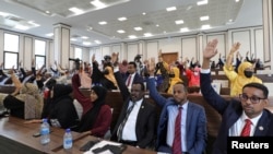 Wabunge wa Somalia wakipiga kura kuongeza muda wa rais Farmajo.