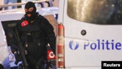Polisi khusus Belgia saat melakukan penggerebekan di pusat kota Brussels, Belgia (20/12). Polisi Belgia berhasil menangkap tersangkap ke-9 serangan Paris. 