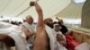 Jemaah haji melemparkan jumroh sebagai simbolis melempar setan, ritual terakhir haji tahunan, di Mina, dekat kota suci Mekah, Arab Saudi, Minggu, 16 Juni 2024. (Foto: AP)