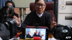 ဒေါ်အောင်ဆန်းစုကြည်ရဲ့ အမှုလိုက်ရှေ့နေ ဦးခင်မောင်ဇော်နဲ့အဖွဲ့