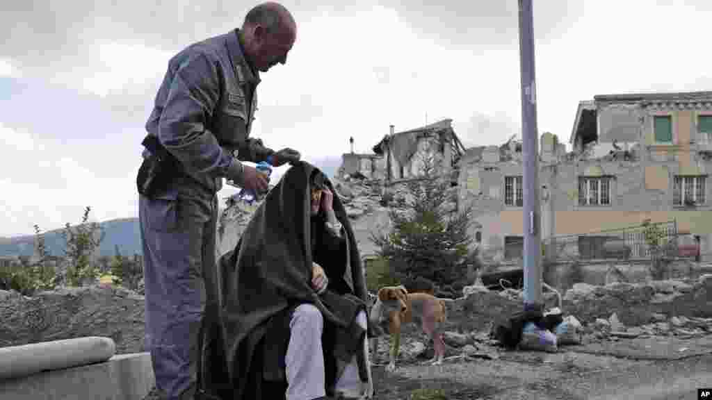 Un homme plus âgé reçoit de l'aide après le séisme qui a frappé le pays, à Amatrice, Italie, le 24 août 2016.
