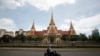 រូបឯកសារ៖ អ្នក​បើក​ម៉ូតូ​ម្នាក់​ជិត​កាត់​​អគារ​វិមាន​រដ្ឋសភា​ជាតិ​នៅ​រាជធានី​ភ្នំពេញ​កាល​ពី​ថ្ងៃ​ទី​២៦ ខែ​សីហា ឆ្នាំ​២០១៤។ 