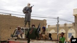 Des combattants d'Ansar Dine montant la garde à Tombouctou (31 août 2012)