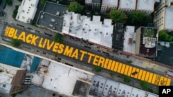«Black Lives Matter» ត្រូ​វ​បាន​គេ​សរសេរ​នៅ​លើផ្លូវ​ Fulton Street ក្នុង​ទីក្រុង Brooklyn ទីក្រុងញូវយ៉កកាលពី​ថ្ងៃទី​១៥ ខែមិថុនា ឆ្នាំ២០២០។