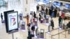 Para pelawat antre check in di Bandara LaGuardia, di Queens, New York, 25 November 2020.