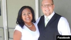 Joshua Holt viajó a Venezuela en junio de 2016, pero fue encarcelado por cargos de porte de armas ante lo cual siempre argumentó como falsos. Su esposa fue arrestada en la misma redada. 