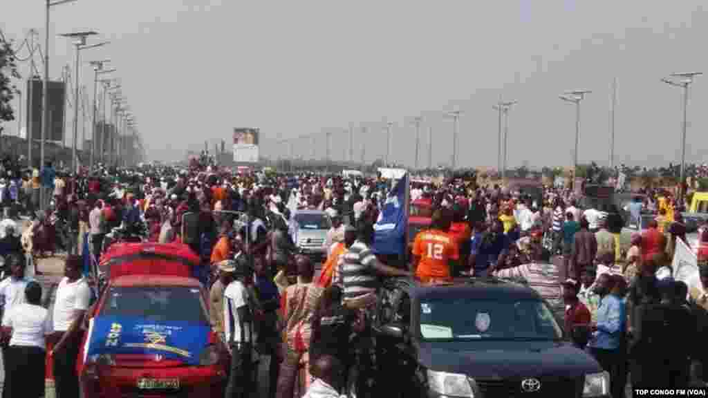 Les supporters d'Etienne Tshisekedi présents en masse sur la route de l'aéroport, Kinshasa, le 27 juillet 2016.(Top Congo)