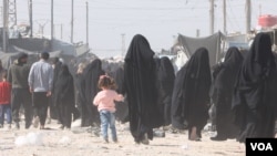 Kamp Al-Hol di Suriah sebagian besar dihuni oleh wanita dan anak-anak kerabat ISIS, yang ditahan setelah para militan ISIS melarikan diri dari pertempuran terakhir melawan pasukan Kurdi (SDF) tahun lalu. (Ali Zeyno/VOA)