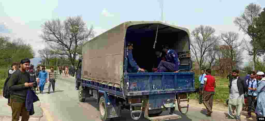 سیکیورٹی فورسز اور ریسکیو ٹیمیں جائے حادثہ پر پہنچ گئیں اور شہریوں کو تباہ ہونے والے طیارے کے پاس جانے سے روک دیا گیا ہے۔