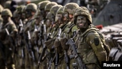 Tentara wajib militer Swedia ikut serta dalam latihan militer "Aurora 23" di lapangan tembak Rinkaby di luar kota Kristianstad, Swedia.