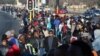 በደቡብ አፍሪካ ሰዎች የትራንስፖርት አገልግሎት ለማግኘት ሲጠብቁ
