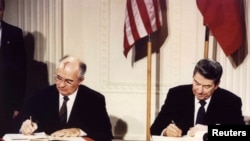 Le président Ronald Reagan et le président soviétique Mikhaïl Gorbatchev signent le Traité sur les armes nucléaires de portée intermédiaire, Maison-Blanche, le 8 décembre 1987.