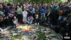 Penggemar The Beatles berkumpul dan bernyanyi bersama mengenang mendiang John Lennon di Strawberry Fields, Central Park, New York hari ini 9 Oktober 2010, bertepatan HUT ke-70 Lennon.