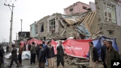 Warga berjalan di lokasi serangan bunuh diri di Kabul, Afghanistan, 2 Maret 2018.