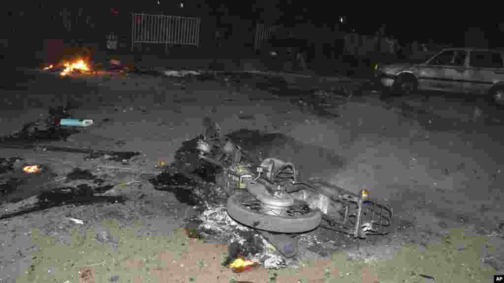 Ababen hawan da suka lalace a inda bam ya tashi da daren alhamis a gefen hanya a Nyanya, Abuja,. Mutane akalla 19 suka mutu. 