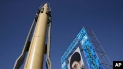 Un missile Ghadr-F a cote d'un portrait du Guide suprême iranien, l'Ayatollah Ali Khamenei, Téhéran, le 25 septembre 2016