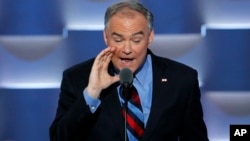 En su saco, Tim Kaine llevaba no una bandera de Honduras, sino el símbolo de las familias con militares destacados en el extranjero.