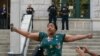 Emerald Snipes, fille d'Eric Garner, s'adresse à la presse à l’extérieur d'un tribunal de New York, le 16 juillet 2019.