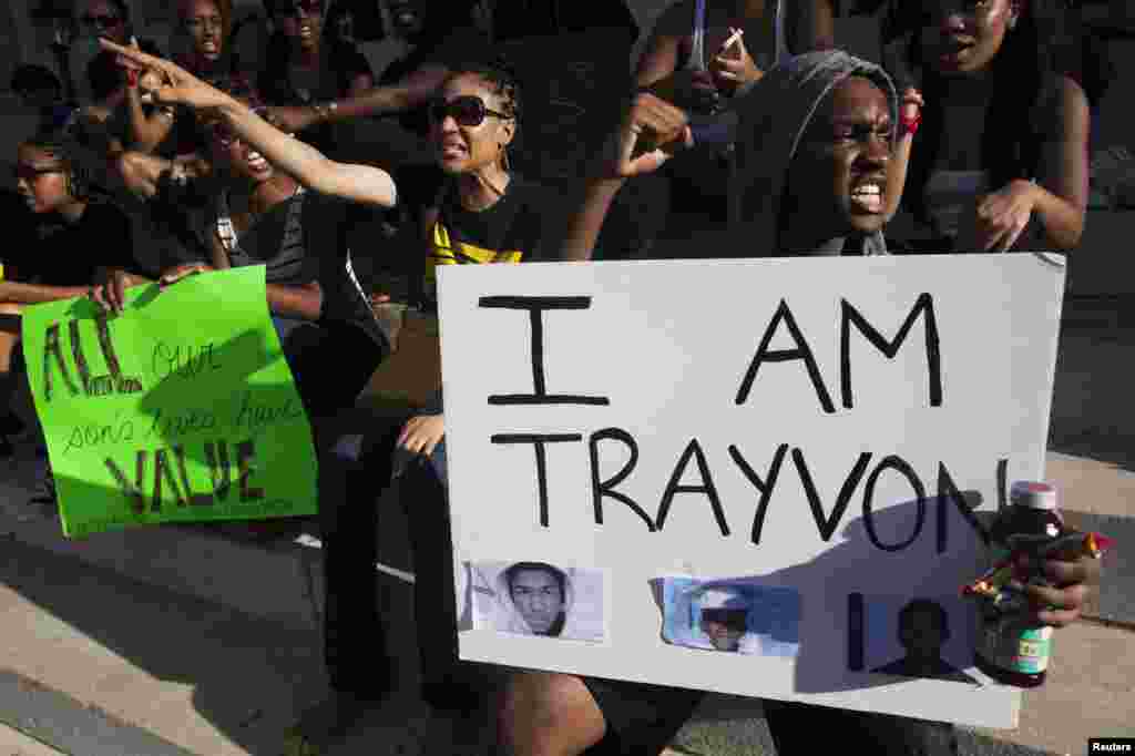 Para demonstran di Brooklyn, New York, memprotes pembebasan George Zimmerman (14/7). 