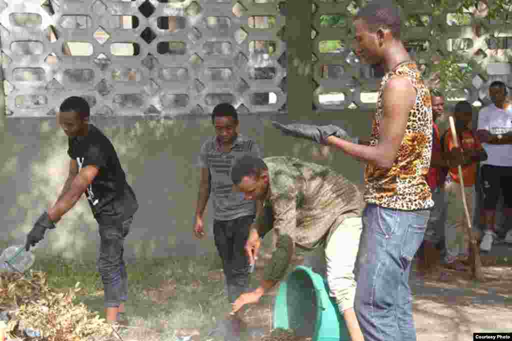 Des travaux de nettoyage collectifs sont effectués à travers la Tanzanie à l’occasion du 54e anniversaire de l'indépendance du Tanganyika.