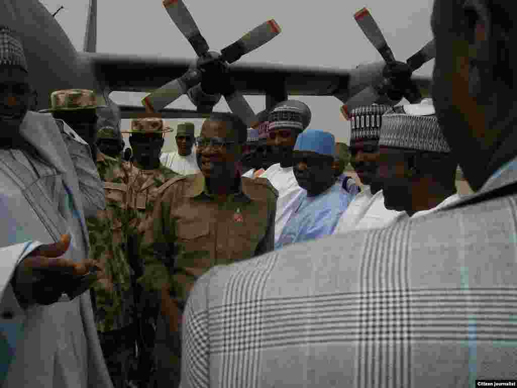 Ministan yada labarai, Lai Mohammed, a lokacin da ya isa wani sansanjin 'yan gudun hijira a garin Bama