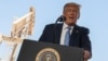 El presidente Donald Trump pronuncia un discurso durante su visita al complejo industrial de Midland, en el estado de Texas.