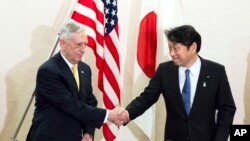 លោក Jim Mattis (ឆ្វេង) និង​លោក Itsunori Onodera ចាប់​ដៃ​គ្នា​នៅ​សន្និសីទសារព(ត៌មាន​​រួម​មួយ​ក្រោយ​ពេល​ជំនួប​នៅ​ក្រសួង​ការពារ​ប្រទេស​ជប៉ុន ក្នុង​ទីក្រុង​តូក្យូ កាល​ពី​ថ្ងៃ​ទី​២៩ មិថុនា ២០១៨។