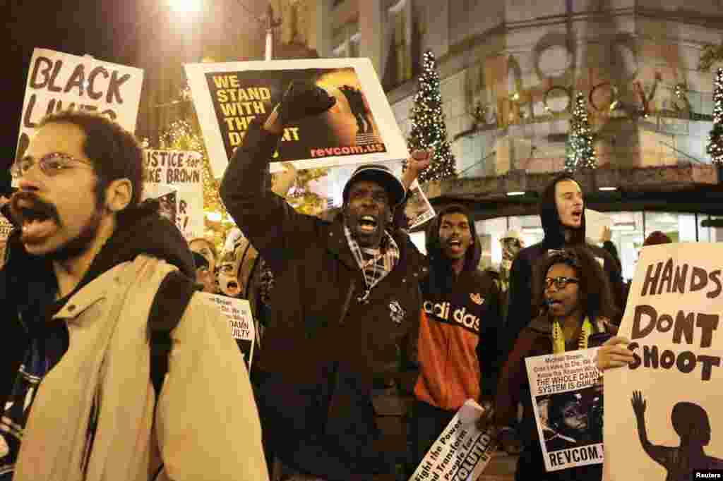 Para demonstran memenuhi jalan setelah keputusan dewan juri tentang penembakan fatal Michael Brown, di Seattle, Washington, 24 November 2014.