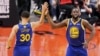 Stefan Kari i Drejmond Grin proszlavljaju koš u poslednjoj četvrtini druge utakmice finala NBA plej-ofa (Foto: Reuters/Kyle Terada-USA TODAY Sports)