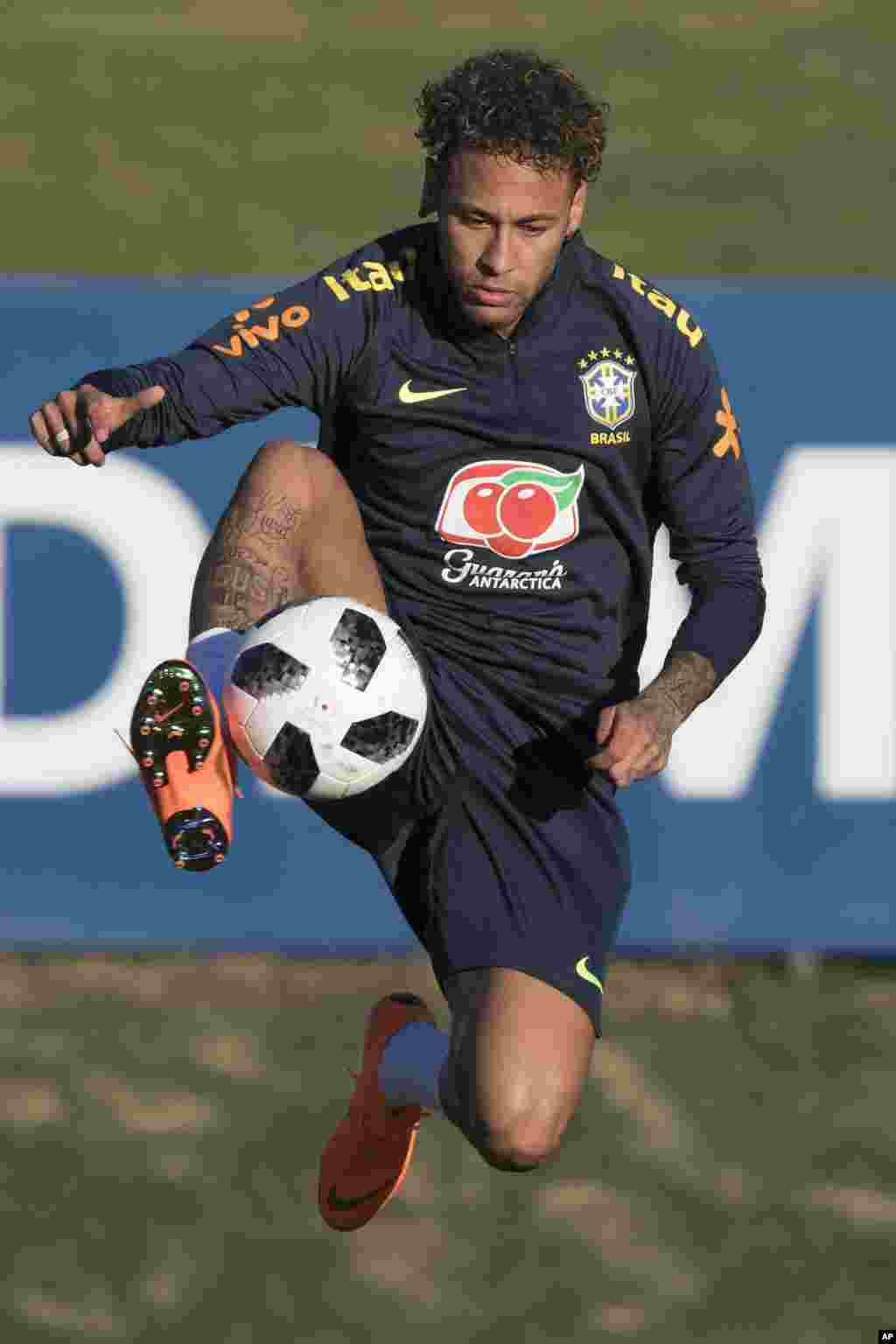កីឡាករបាល់ទាត់ប្រេស៊ីល Neymar ទប់បាល់អំឡុងវគ្គហ្វឹកហាត់ក្នុងមជ្ឈមណ្ឌល់ហ្វឹកហាត់ Granja Comary ក្នុងទីក្រុង Teresopolis ប្រទេសប្រេស៊ីល។