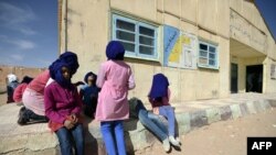 Des élèves dans la cour d’une école dans un camp de réfugiés de Smara, à Tindouf, Algérie, 25 février 2016.