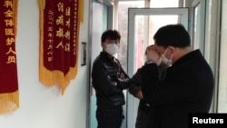 3月1日曹順利的朋友在北京一家醫院救護室外焦急地等待