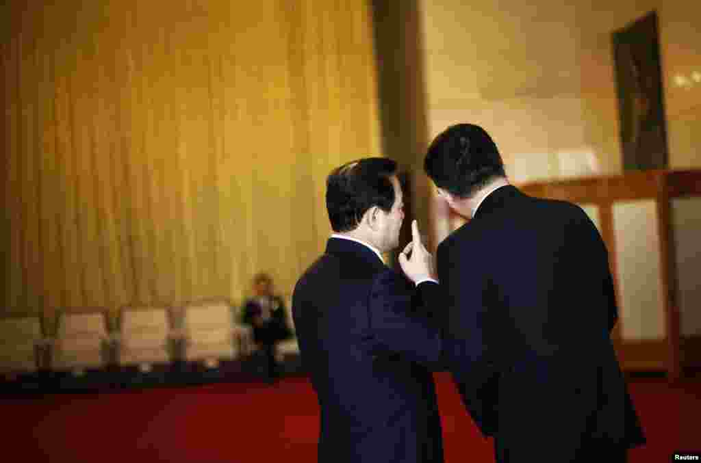 中共18大代表在参加一次会议前，在人民大会堂的广西厅前聊天。（2012年11月8日）