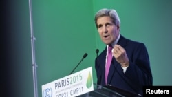 Menteri Luar Negeri Amerika Serikat John Kerry saat menyampaikan sambutan dalam Konferensi Iklim PBB, COP 21 di Le Bourget, Perancis (9/12).
