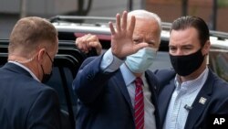 Calon presiden yang diusung Partai Demokrat, Joe Biden, melambaikan tangan saat tiba di Teater The Queen di Wilmington, Delaware, Senin, 19 Oktober 2020. 