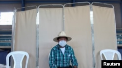 Un hombre espera recibir una dosis de la vacuna Moderna contra la enfermedad del coronavirus (COVID-19) en Sumpango, Guatemala el 14 de agosto de 2021.