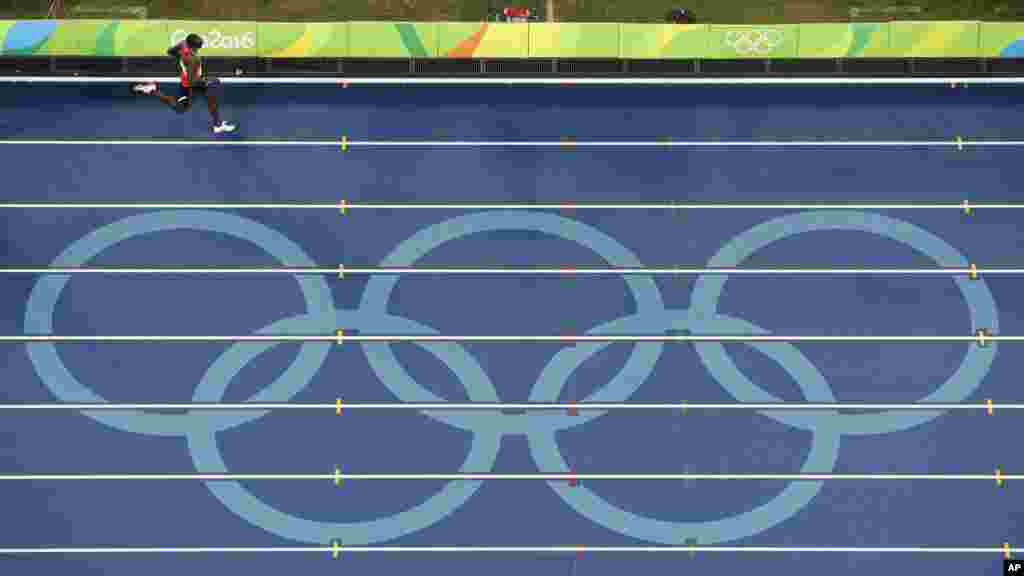 David Lekuta Rudisha passe la ligne d'arrivée du 800m des JO 2016, Rio de Janeiro, Brésil, le 15 août 2016. 