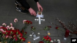 Ukraina politsiyasi namoyishchilarga qarshilik ko&#39;rsatyapti. Uxan shahridan kishilarni evakuatsiya qilinishiga qarshi kishilar namoyishga chiqdilar.&nbsp;<br />
&nbsp;