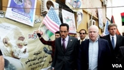 Senator AS John McCain (kanan) saat bertemu para tokoh oposisi Libya dalam kunjungan ke kota Benghazi (22/4).
